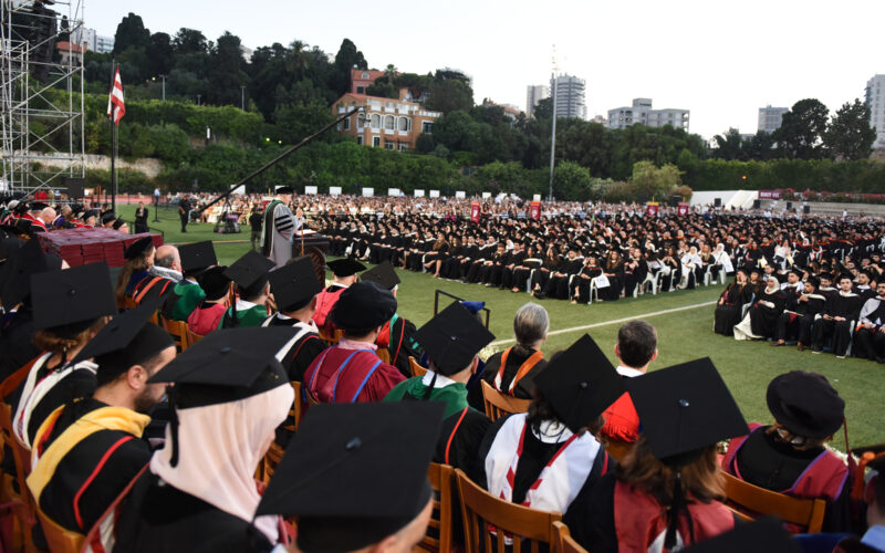 1374 من الطلاب الجامعيين يحصلون على البكالوريوس في حفل التخرج الـ 155 في الجامعة الأميركية في بيروت